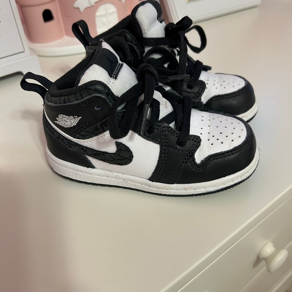 Toddler Nike Jordan’s black size 8. Very good used condition! Barely worn.